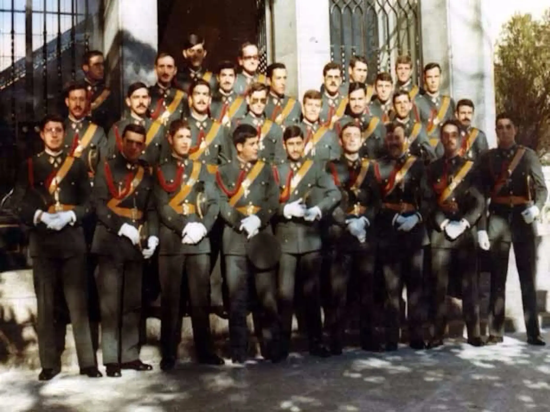 Tomás Lorenzana en acto militar condecorado
